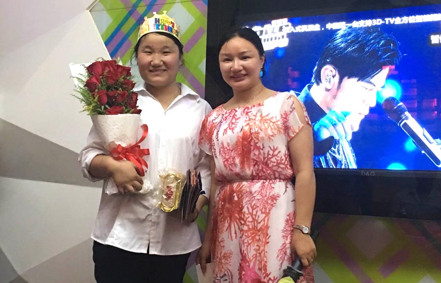 好色先生污版APP吴利红与寿星合影
