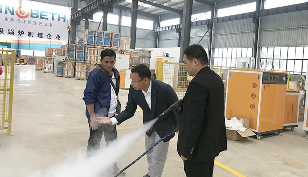 客户来到好色先生污版APP亲自体验洗车消毒蒸汽发生器