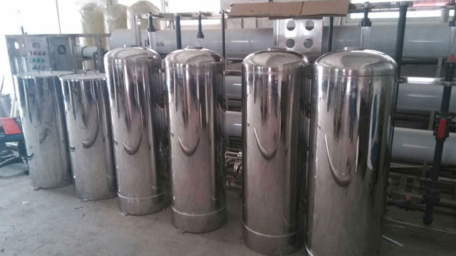 不锈钢容器生产难免有污渍，使用蒸汽发生器高温清洗效果好