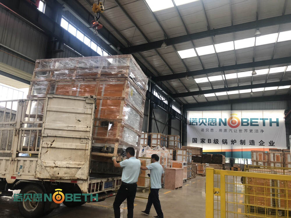 0.5T低氮91好色先生IOS下载工人师傅正在检查设备