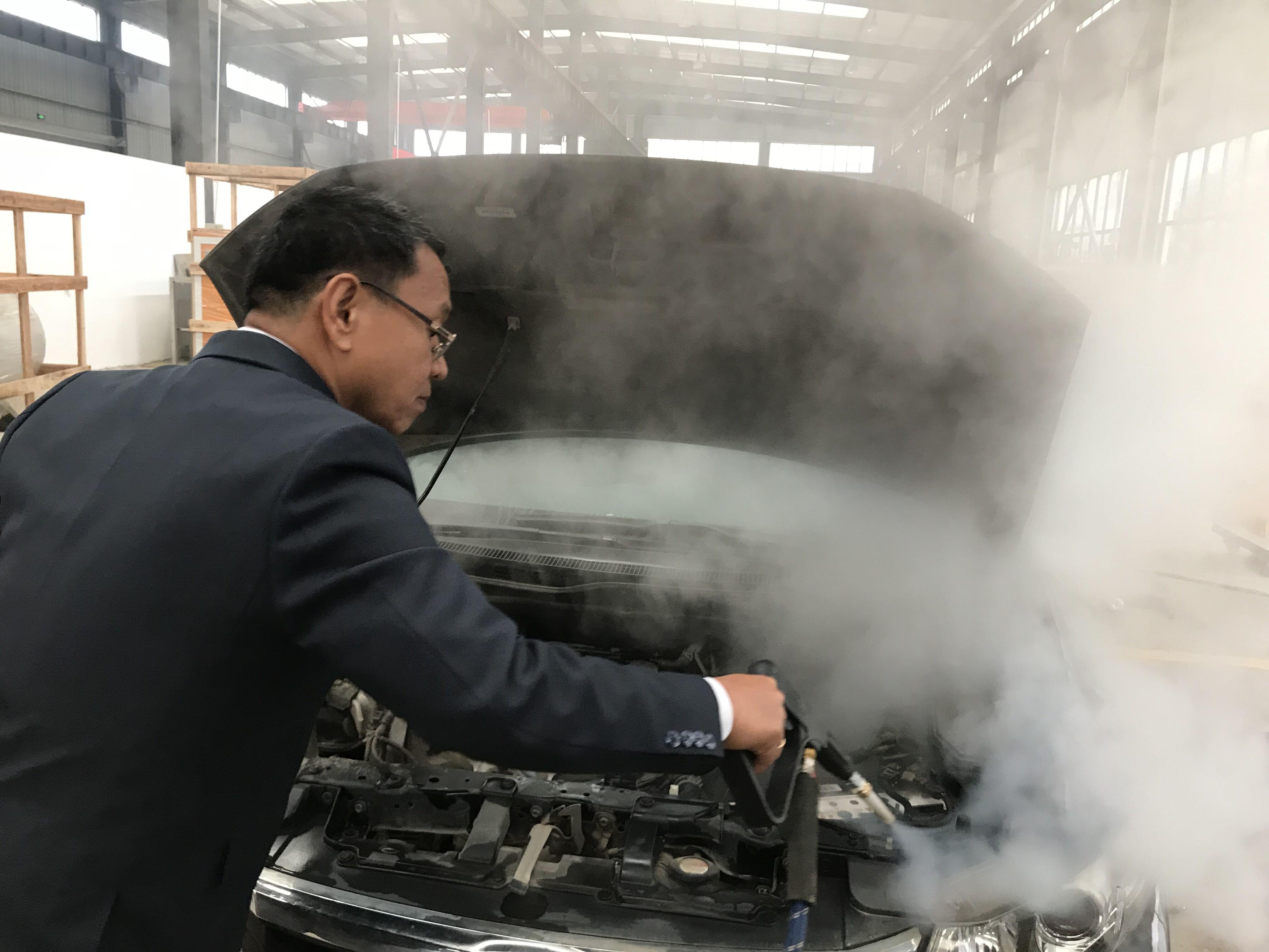 外国友人现场演示蒸汽洗车，惊呼太过隐！